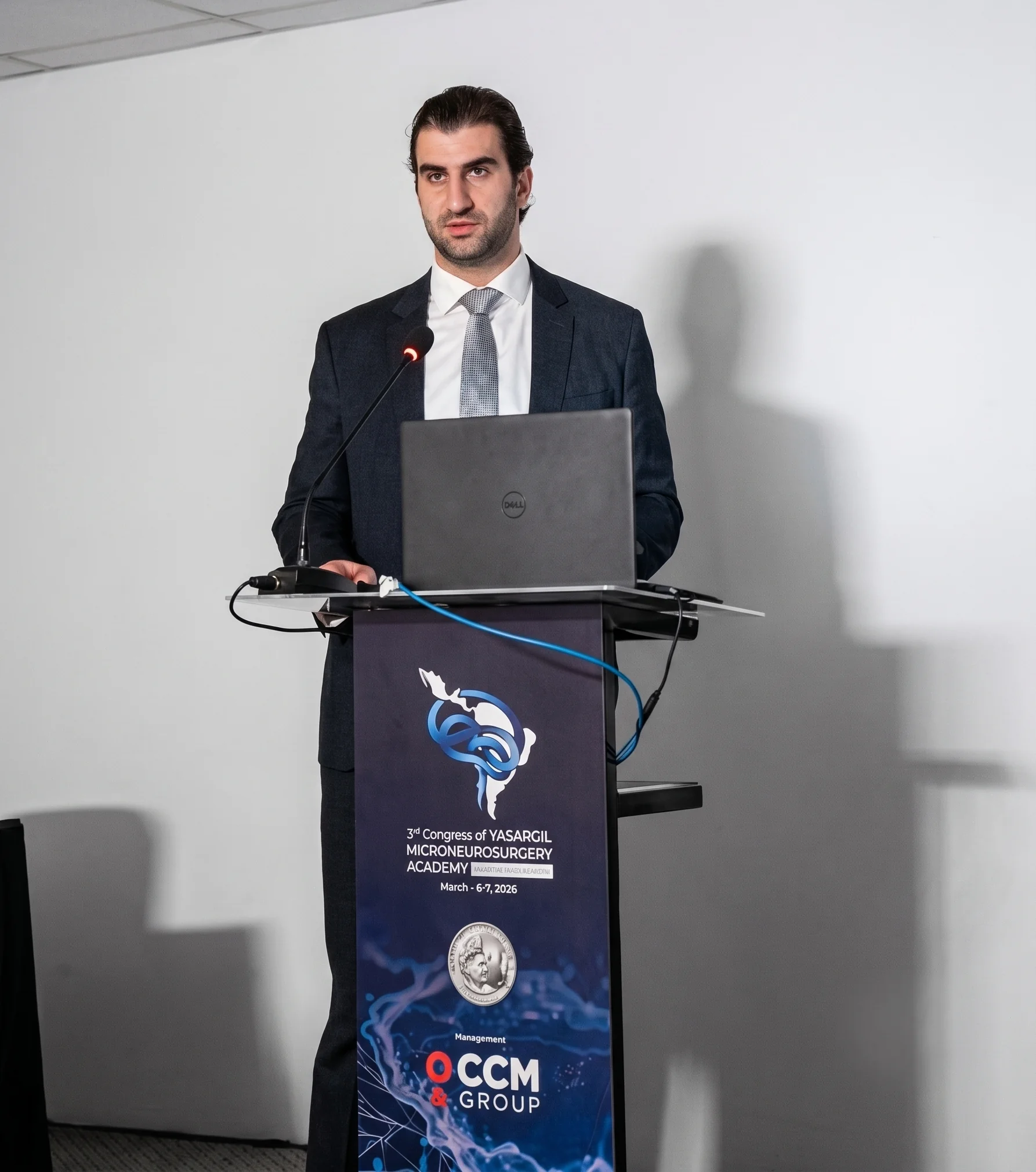 Dr. Alex Daoud, neurocirurgião, palestrando em congresso de microneurocirurgia